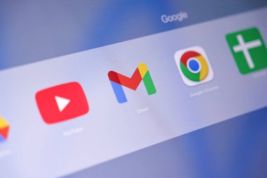 Poznan, Polonya - 15 Mayıs 2025: Apple MacOS arayüzündeki Gmail uygulaması simgesi, sorunsuz çevrimiçi mesajlaşma, kişisel ve profesyonel yazışmalar