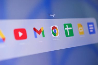 Poznan, Polonya - 15 Mayıs 2025: MacOS arayüzü üzerindeki Google dizini, YouTube, Gmail ve Chrome gibi temel Google uygulamalarının sergilenmesi, verimli web etkinliği ve kapsamlı çevrimiçi çalışma olanağı