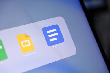 Poznan, Polonya - 15 Mayıs 2025: Google Docs uygulama simgesi, çevrimiçi belge oluşturma, kelime işleme ve işbirlikçi yazmayı temsil eden bir Apple macOS ekranında belirgin bir şekilde gösterildi