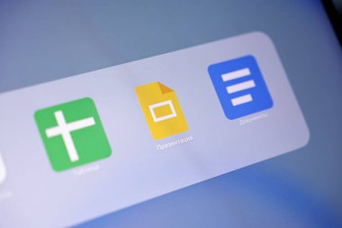 Poznan, Polonya - 15 Mayıs 2025: Google Slayt uygulama simgesi belirgin bir şekilde gösterildi, kapsamlı çevrimiçi sunum oluşturma, işbirlikçi tasarım ve zorlayıcı görsel iletişim