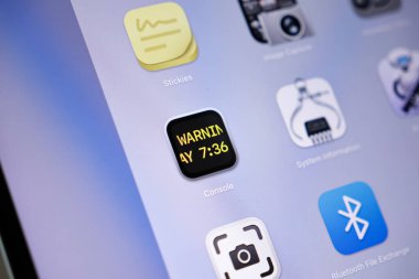 Poznan, Polonya - 15 Mayıs 2025: Apple MacOS arayüzündeki bir uygulama simgesi, canlı sistem mesaj izleme, hata tespit ve yöneticiler için ayrıntılı yazılım ayıklama