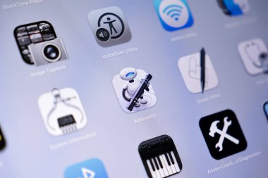 Poznan, Polonya - 15 Mayıs 2025: Apple MacOS arayüzü üzerinde bir otomatik uygulama simgesi, kullanıcılar için özel rutin oluşturma ve düzenlenmiş sistem aracı