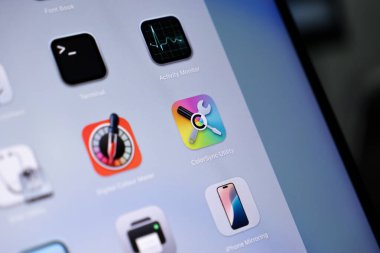 Poznan, Polonya - 15 Mayıs 2025: Apple MacOS arayüzü üzerindeki Renkli Uygulama Uygulaması simgesi, temel renk profili oluşturma ve profesyonel yazdırma için doğru eşzamanlama