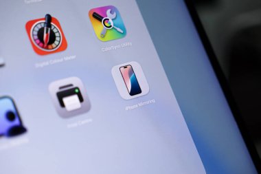 Poznan, Polonya - 15 Mayıs 2025: Apple MacOS arayüzündeki iPhone Ayna uygulaması simgesi, kullanıcılar için kablosuz görüntü işlevselliği ve verimli mobil cihaz sunumunu göstermektedir