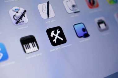Poznan, Polonya - 15 Mayıs 2025: Apple macOS arayüzündeki Yaratıcı Bulut uygulama simgesini benimse, tüm yaratıcı uygulamalar için kesin problem çözme ve hayati önem taşıyan bakımı göstermektedir