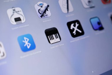 Poznan, Polonya - 15 Mayıs 2025: Apple MacOS arayüzündeki Ses MIDI Kurulum uygulama simgesi, mühendisler için hassas girdi / çıktı ayarlarını ve önemli müzik üretim araçlarını gösteren