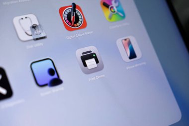Poznan, Polonya - 15 Mayıs 2025: Apple MacOS arayüzü üzerindeki bir uygulama simgesi, kusursuz yazdırma kuyruğu kontrolü, hassas yazıcı ayarları ve belgeler için uygun kağıt çıktısı