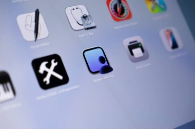 Poznan, Polonya - 15 Mayıs 2025: Apple MacOS arayüzündeki bir ekran paylaşım uygulaması simgesi, güvenli masaüstü denetimi, etkili teknik destek ve dinamik etkileşimli çevrimiçi toplantıları gösteren