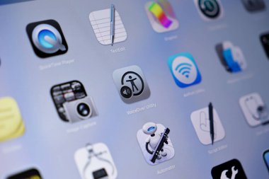 Poznan, Polonya - 15 Mayıs 2025: Apple MacOS arayüzündeki VoiceOver Utility uygulama simgesi, asistif teknolojisi, sezgisel konuşma çıktısı ve herkes için kusursuz kullanıcı arayüzü navigasyonu