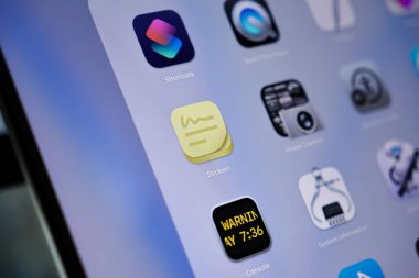 Poznan, Polonya - 15 Mayıs 2025: Apple MacOS arayüzü üzerindeki yapışkan uygulama simgesi, dijital not oluşturma, verimli kişisel organizasyon ve temel görev yönetim aracı