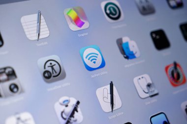 Poznan, Polonya - 15 Mayıs 2025: Apple MacOS arayüzünde güvenli kullanıcı hesabı transferini, düzenlenmiş kurulumu ve kullanıcılar için elverişli bilgi taşınmasını gösteren bir Göç Asistan uygulama simgesi