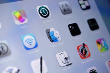 Poznan, Polonya - 15 Mayıs 2025: Apple MacOS arayüzünde güvenli kullanıcı hesabı transferini, düzenlenmiş kurulumu ve kullanıcılar için elverişli bilgi taşınmasını gösteren bir Göç Asistan uygulama simgesi