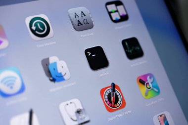 Poznan, Polonya - 15 Mayıs 2025: Apple MacOS arayüzündeki bir terminal uygulama simgesi, doğrudan sistem kontrolü ve güç kullanıcıları ve geliştiriciler için temel gelişmiş bilgisayar işlevlerini gösteren