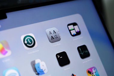 Poznan, Polonya - 15 Mayıs 2025: Apple MacOS arayüzü üzerindeki yazı tipi kitabı uygulama simgesi, önemli tipografi araçları, karakter önizlemeleri ve yaratıcı iş için düzenlenmiş yazı tipi koleksiyonu yönetimi