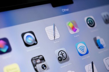 Poznan, Polonya - 15 Mayıs 2025: Apple MacOS arayüzü üzerindeki metin düzenleme uygulaması simgesi, basit kelime işleme, hızlı not alma ve yazmak için temel sade ve zengin metin işlevlerini gösteren