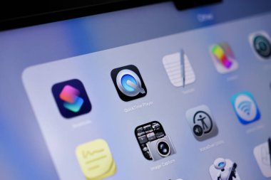 Poznan, Polonya - 15 Mayıs 2025: Bir Apple MacOS arayüzü üzerinde QuickTime Player uygulama simgesi, önemli video ve ses oynatma, etkili ekran kaydı ve modernize edilmiş multimedya kullanım simgesi