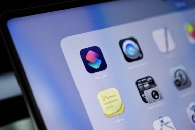 Poznan, Polonya - 15 Mayıs 2025: Bir Apple MacOS arayüzündeki kısayol uygulama simgesi, önemli görev otomasyonunu gösteren, senaryoyu düzenleyen ve günlük rutinler için dijital verimliliği artıran kısayol simgesi