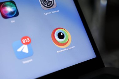 Poznan, Polonya - 15 Mayıs 2025: Bir Apple arayüzü üzerindeki BrowserStack Yerel uygulama simgesi, temel ağ tünellemesini, verimli uygulama denemelerini ve web geliştirme çalışmalarını gösteren
