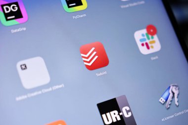 Poznan, Polonya - 15 Mayıs 2025: Apple MacOS arayüzündeki Todoist uygulama simgesi, yapılacaklar listesi oluşturulması, modernize edilmiş proje yönetimi ve gelişmiş kişisel hedef belirleme