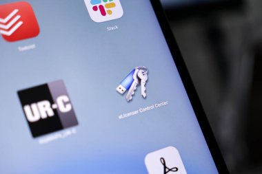 Poznan, Polonya - 15 Mayıs 2025: eLicenser Control Center uygulama simgesi bir Apple MacOS arayüzü üzerinde, önemli kopya koruması, modernize edilmiş lisans yönetimi ve güvenli yazılım yetkilendirme simgesi