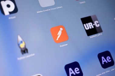Poznan, Polonya - 15 Mayıs 2025: Bir Apple MacOS arayüzü üzerinde Postacı uygulaması simgesi, önemli API istemcisi işlevselliği, gelişmiş işbirliği ve verimli web servis geliştirme çalışmaları
