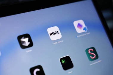 Poznan, Polonya - 15 Mayıs 2025: Bir Apple MacOS arayüzü üzerinde RODE Merkezi uygulama simgesi, önemli ayarlar ayarlamaları, modernize edilmiş yazılım güncellemeleri ve gelişmiş ses kayıt yapılandırması