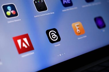 Poznan, Polonya - 15 Mayıs 2025: Apple MacOS arayüzündeki uygulama simgesi, dinamik mikrobloglama, içerik paylaşımı ve kullanıcılar için gelişmiş dijital etkileşim