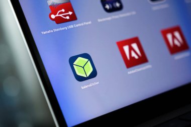 Poznan, Polonya - 15 Mayıs 2025: Apple MacOS arayüzündeki balenaEtcher uygulama simgesi, önemli SD kart görüntülemesi, düzenlenmiş sistem konuşlandırması ve verimli açık kaynak kullanım