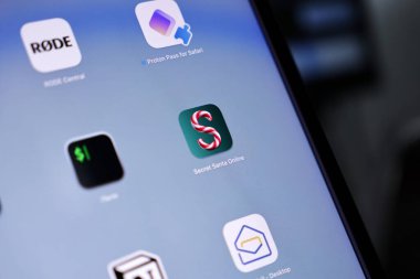 Poznan, Polonya - 15 Mayıs 2025: Apple MacOS arayüzündeki gizli Santa Online uygulama simgesi, önemli sanal katılımı, geliştirilmiş hediye atamaları ve geliştirilmiş mevsimsel eğlence