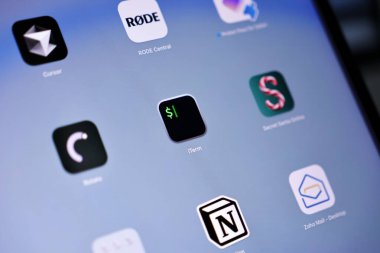 Poznan, Polonya - 15 Mayıs 2025: Apple MacOS arayüzündeki iDönem uygulama simgesi, önemli Unix kabuk erişimini, gelişmiş sistem yönetimini ve gelişmiş geliştirici iş akışını gösteren