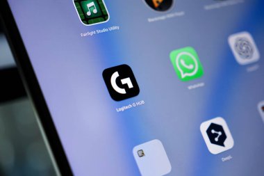 Poznan, Polonya - 15 Mayıs 2025: Apple MacOS arayüzü üzerindeki Logitech G HUB uygulama simgesi, önemli oyun yazılımı özellikleri, modernize edilmiş çevre yönetimi ve gelişmiş kullanıcı deneyimi