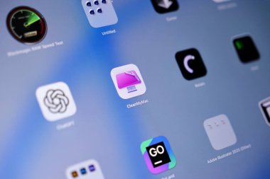 Poznan, Polonya - 15 Mayıs 2025: Apple MacOS arayüzündeki bir uygulamayı temizleme simgesi, önemli disk alanı yönetimini gösteren, modernize edilmiş çöp kaldırma ve genel olarak geliştirilmiş Mac bakım