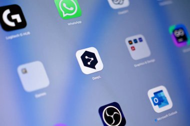 Poznan, Polonya - 15 Mayıs 2025: Apple MacOS arayüzündeki DeepL uygulama simgesi, önemli dil işlemlerini, küresel etkileşimi ve kültürler arası anlayışı gösteren