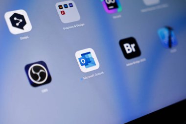 Poznan, Polonya - 15 Mayıs 2025: Microsoft Outlook uygulama simgesi, önemli takvim organizasyonu, gelişmiş iletişim işleri ve profesyonel üretkenlik