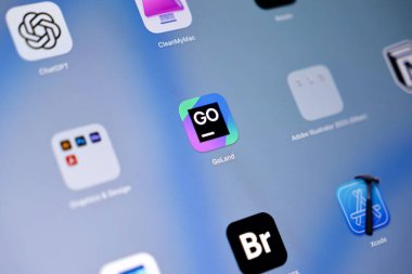 Poznan, Polonya - 15 Mayıs 2025: Bir Apple MacOS arayüzündeki GoLand uygulama simgesi, önemli kodlama ortamlarını gösteren, geliştirilmiş geliştirilmiş iş akışları ve geliştirilmiş programcı verimliliği
