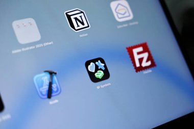 Poznan, Polonya - 15 Mayıs 2025: Apple MacOS arayüzü üzerindeki SF Sembolleri uygulama simgesi, önemli kullanıcı arayüzü unsurları, gelişmiş grafik gelişimi ve gelişmiş görsel iletişim