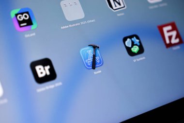 Poznan, Polonya - 15 Mayıs 2025: MacOS arayüzü üzerinde Xcode uygulama simgesi, önemli iOS / macOS gelişimini gösteren, kodlama iş akışlarını düzene sokan ve Apple ekosistemi içindeki programcı verimliliğini artıran Xcode simgesi