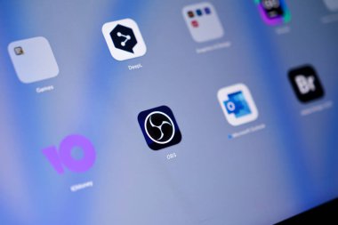 Poznan, Polonya - 15 Mayıs 2025: Bir Apple aygıt arayüzü üzerindeki OBS uygulama simgesi, önemli yayın işlevselliği, modernize video üretimi ve multimedya içeriği oluşturulması