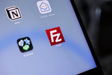 Poznan, Polonya - 15 Mayıs 2025: Apple aygıt arayüzündeki FileZilla uygulama simgesi, temel FTP / SFTP istemcisi işlevselliğini, düzenlenmiş dosya yönetimini ve gelişmiş ağ veri transferini gösteren