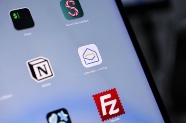 Poznan, Polonya - 15 Mayıs 2025: Zoho Posta Masaüstü uygulama simgesi aygıt arayüzü, temel e-posta yönetimini gösteren, gelişmiş dijital yazışmalar ve profesyonel üretkenliği geliştiren