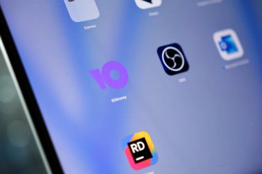 Poznan, Polonya - 15 Mayıs 2025: Bir Apple aygıt arayüzündeki IOMoney uygulama simgesi, temel mali bütçeyi gösteren, zenginlik takibini düzene sokan ve dijital para yönetimi araçlarını geliştiren