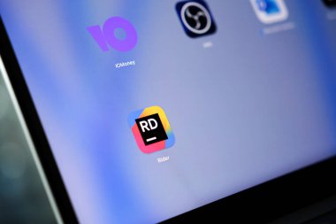 Poznan, Polonya - 15 Mayıs 2025: Bir Apple aygıt arayüzü üzerinde sürücü uygulama simgesi, temel kod geliştirme, geliştirilmiş yazılım mühendisliği iş akışları ve geliştirilmiş programlama verimliliği