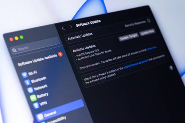 Poznan, Polonya - 15 Mayıs 2025: Apple MacOS ekranı MacOS Sequoia ve Xcode için mevcut güncellemeleri, sistem bakımını, kritik güvenlik iyileştirmelerini ve geliştirici araç geliştirmelerini gösterir