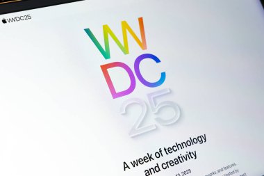 Poznan, Polonya - 15 Mayıs 2025: WWDC25 markalaşma, yenilik, ileri teknoloji ve yaratıcı yazılım geliştirme için yıllık bir kutlamayı temsil eden bir Apple cihazında sergilendi