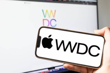 Poznan, Polonya - 15 Mayıs 2025: Apple WWWDC markalı iPhone, bir bilgisayar ekranındaki renkli WWDC25 logosuyla tamamlanmış, dünya çapında yenilikçi geliştirici etkinliği simgeliyor