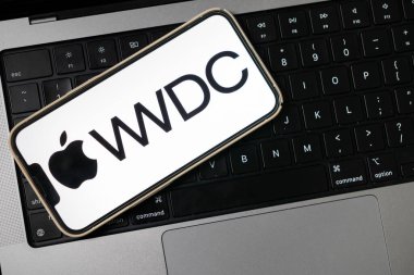 Poznan, Polonya - 15 Mayıs 2025: WWDC damgalı Apple iPhone, geliştiriciler için mobil cihazlar ve kişisel bilgisayarlar arasındaki kusursuz bağlantıyı vurguluyor