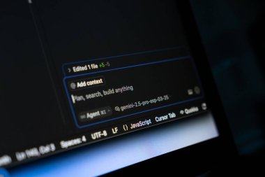 Poznan, Polonya - 15 Mayıs 2025: İmleç uygulamasının AI destekli JavaScript editörü ve akıllı kod üretimi, dosya değişiklikleri ve geliştirici verimliliği için dizayn edilmiş sözdizimi vurguları ile yakın plan