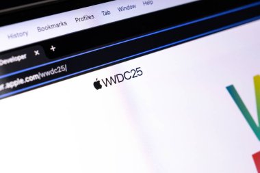 Poznan, Polonya - 15 Mayıs 2025: WWDC25 olay sayfasını gösteren bir Apple bilgisayarında web tarayıcısı, ikonik logonun yer aldığı ve geliştirici kaynaklara ve konferans bilgilerine erişim sağlayan