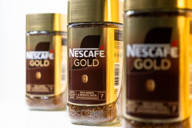 Poznan, Polonya - 2 Mayıs 2025: Nescafe altın hazır kahve kavanozları beyaz bir yüzeye yerleştirilmiş, Nescafe markasını ve ürün detaylarını açıkça göstermektedir