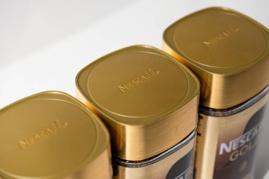 Poznan, Polonya - 2 Mayıs 2025: Nescafe Gold kahve kavanozlarının üst kısımlarına yakın çekim, marka adı ile ayrıntılı altın kapaklar, editoryal içerik veya ticari promosyon için ideal